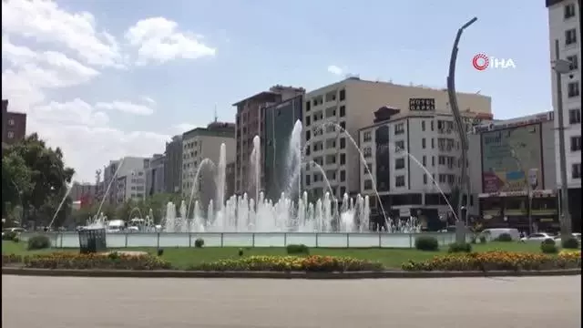 Son dakika: Termometreler 43 dereceyi gösterdi, kavurucu sıcaklar çocukları süs havuzlarına yönlendirdi