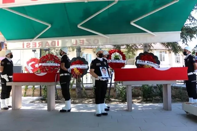 Antalya'daki trafik kazasında vefat eden polis memuru ile oğlunun cenazeleri defnedildi