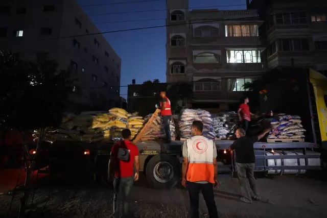 Türk Kızılay'dan Gazze'ye 10 tırlık insani yardım
