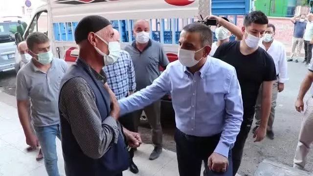 Vali Hacıbektaşoğlu ve İl Emniyet Müdürü Yılmaz, ikna ettiği vatandaşları aşı çadırına yönlendirdi Vali Hacıbektaşoğlu ve İl Emniyet Müdürü Yılmaz, ikna ettiği vatandaşları aşı çadırına yönlendirdi