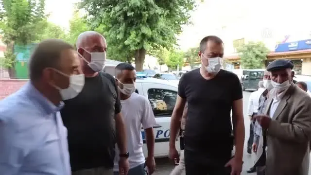 Vali Hacıbektaşoğlu ve İl Emniyet Müdürü Yılmaz, ikna ettiği vatandaşları aşı çadırına yönlendirdi