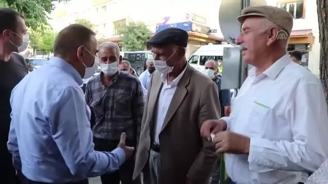 Vali Hacıbektaşoğlu ve İl Emniyet Müdürü Yılmaz, ikna ettiği vatandaşları aşı çadırına yönlendirdi