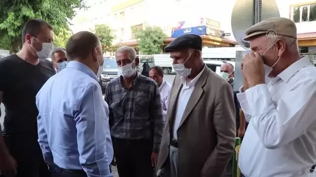 Vali Hacıbektaşoğlu ve İl Emniyet Müdürü Yılmaz, ikna ettiği vatandaşları aşı çadırına yönlendirdi