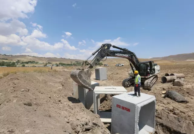 VAN'DA TAŞKINDAN ETKİLENEN MAHALLELERDE ÇALIŞMA BAŞLATILDI VAN'DA TAŞKINDAN ETKİLENEN MAHALLELERDE ÇALIŞMA BAŞLATILDI