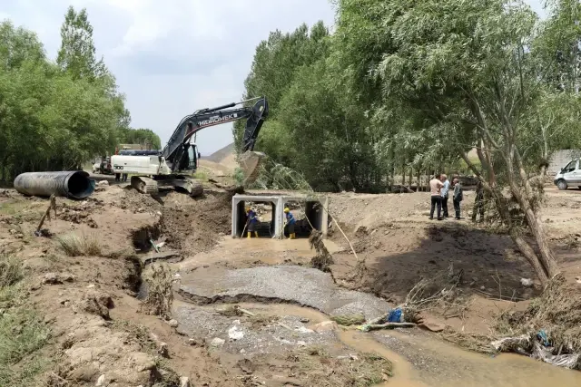 VAN'DA TAŞKINDAN ETKİLENEN MAHALLELERDE ÇALIŞMA BAŞLATILDI