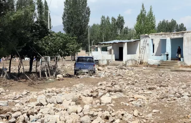 VAN'DA TAŞKINDAN ETKİLENEN MAHALLELERDE ÇALIŞMA BAŞLATILDI