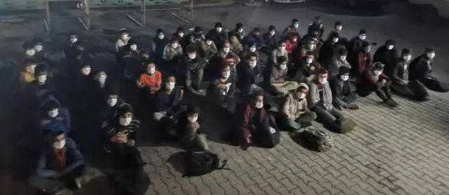 Erciş'te sürücüsü 'dur' ihtarına uymayan minibüste 60 düzensiz göçmen yakalandı
