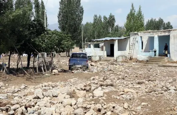VAN'DA TAŞKINDAN ETKİLENEN MAHALLELERDE ÇALIŞMA BAŞLATILDI