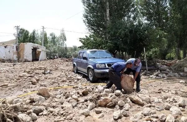 VAN'DA TAŞKINDAN ETKİLENEN MAHALLELERDE ÇALIŞMA BAŞLATILDI