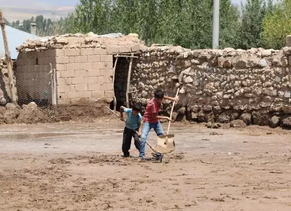 VAN'DA TAŞKINDAN ETKİLENEN MAHALLELERDE ÇALIŞMA BAŞLATILDI