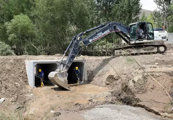 VAN'DA TAŞKINDAN ETKİLENEN MAHALLELERDE ÇALIŞMA BAŞLATILDI