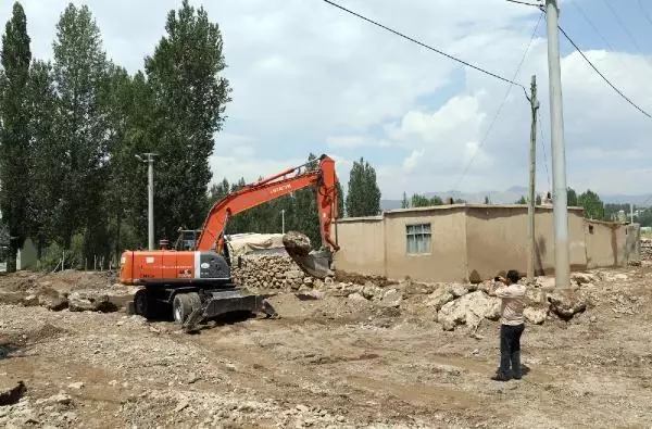 VAN'DA TAŞKINDAN ETKİLENEN MAHALLELERDE ÇALIŞMA BAŞLATILDI