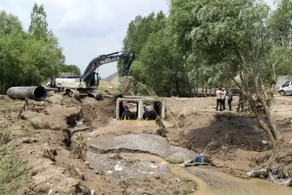 VAN'DA TAŞKINDAN ETKİLENEN MAHALLELERDE ÇALIŞMA BAŞLATILDI