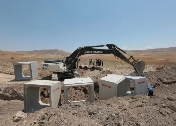 VAN'DA TAŞKINDAN ETKİLENEN MAHALLELERDE ÇALIŞMA BAŞLATILDI