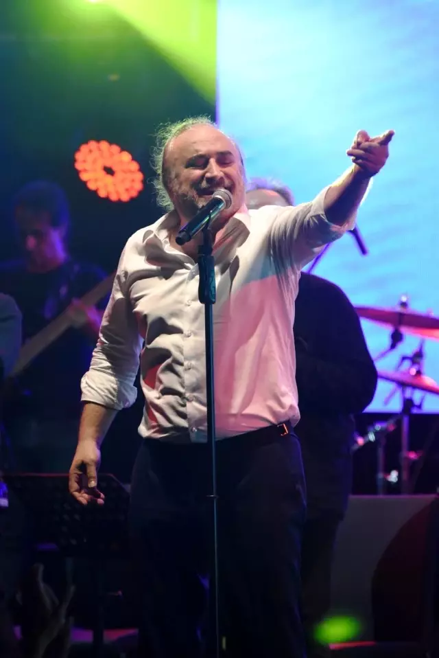 Volkan Konak'tan itiraf: 'Beni müzik piyasasına Orhan Gencebay soktu'
