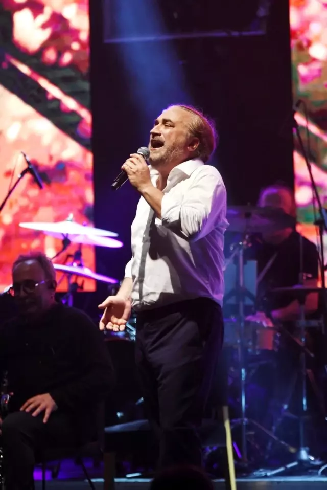 Volkan Konak'tan itiraf: 'Beni müzik piyasasına Orhan Gencebay soktu'