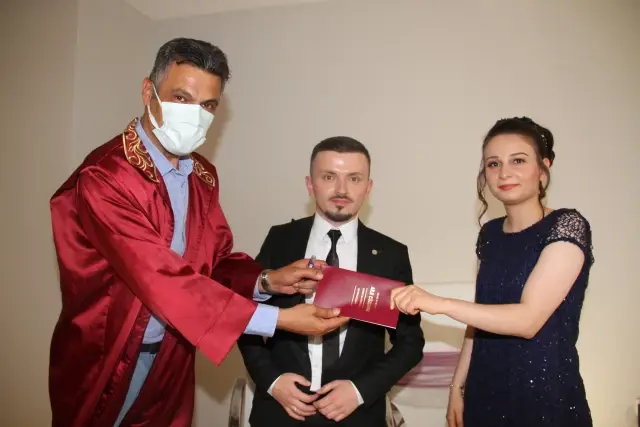 Yağlıdere Belediye Başkanı İbaş, konuşma ve işitme engelli çiftin nikahını işaret diliyle kıydı Yağlıdere Belediye Başkanı İbaş, konuşma ve işitme engelli çiftin nikahını işaret diliyle kıydı