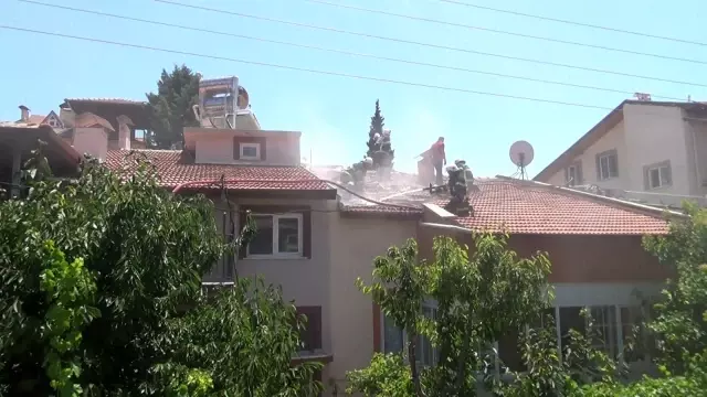 Yaşlı kadını banyoda yakalayan yangına vatandaş kafasına tencere geçirip müdahale etti