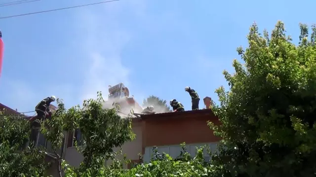 Yaşlı kadını banyoda yakalayan yangına vatandaş kafasına tencere geçirip müdahale etti