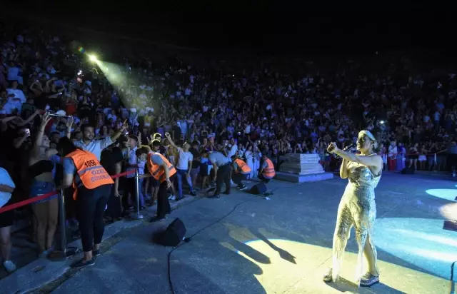 Yıldız Tilbe Bodrum'u salladı