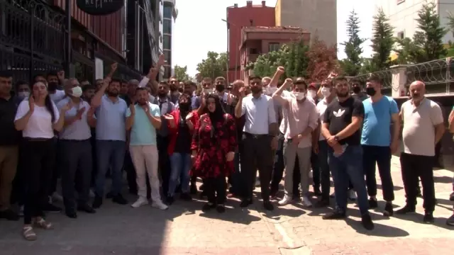 Yöneticisi gasp edilerek öldürülen şirketin önünde alacaklılardan eylem Yöneticisi gasp edilerek öldürülen şirketin önünde alacaklılardan eylem
