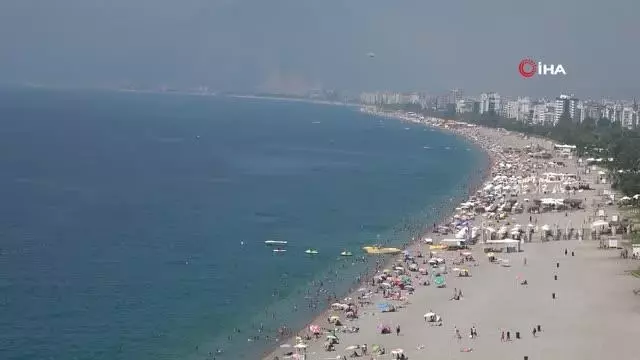 Yüzme bilmeyenlerin inadı dünyaca ünlü sahilin tek kadın cankurtaranını bezdirdi Yüzme bilmeyenlerin inadı dünyaca ünlü sahilin tek kadın cankurtaranını bezdirdi