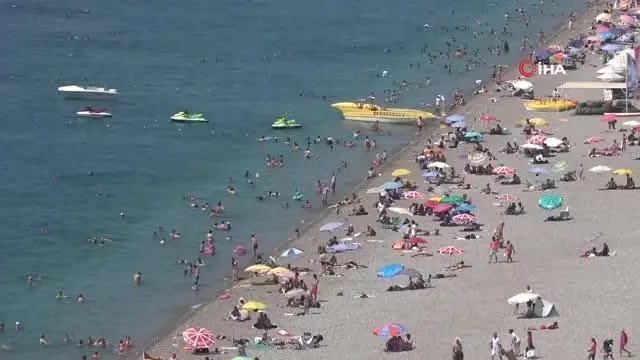 Yüzme bilmeyenlerin inadı dünyaca ünlü sahilin tek kadın cankurtaranını bezdirdi