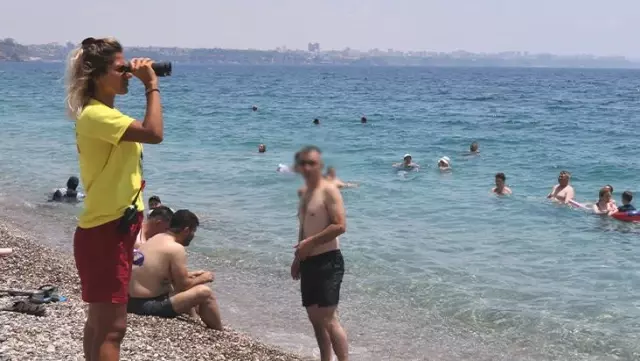 Yüzme bilmeyenlerin inadı, dünyaca ünlü sahilin tek kadın cankurtaranını bezdirdi: Israr edip gidiyorlar Yüzme bilmeyenlerin inadı, dünyaca ünlü sahilin tek kadın cankurtaranını bezdirdi: Israr edip gidiyorlar