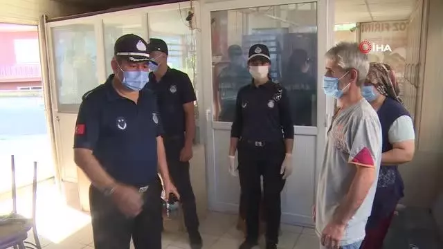 Zabıtadan fırın işletmecisine 'Bu şekilde halkımıza ekmek yedirmeyelim' uyarısı