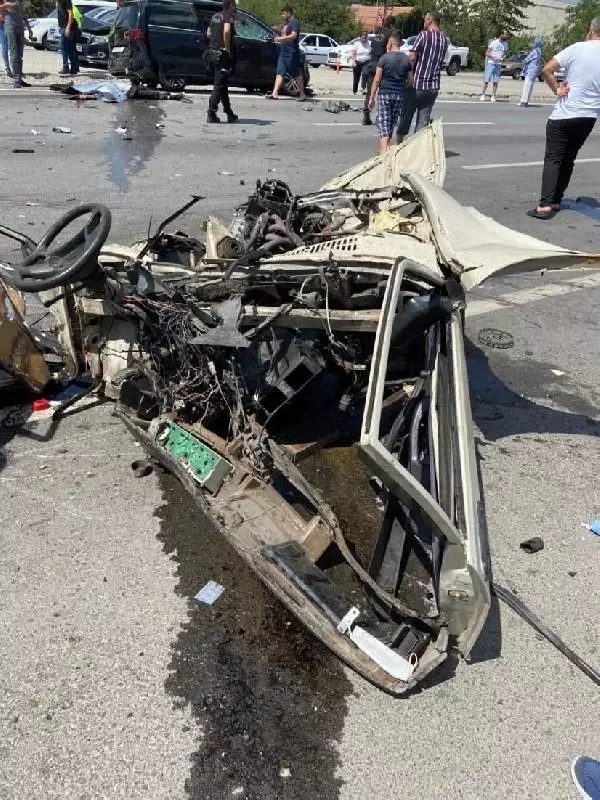 Son dakika haberleri! ZİNCİRLEME KAZADA İKİYE BÖLÜNEN OTOMOBILIN SÜRÜCÜSÜ ÖLDÜ