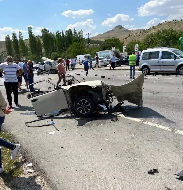 Son dakika haberleri! ZİNCİRLEME KAZADA İKİYE BÖLÜNEN OTOMOBILIN SÜRÜCÜSÜ ÖLDÜ