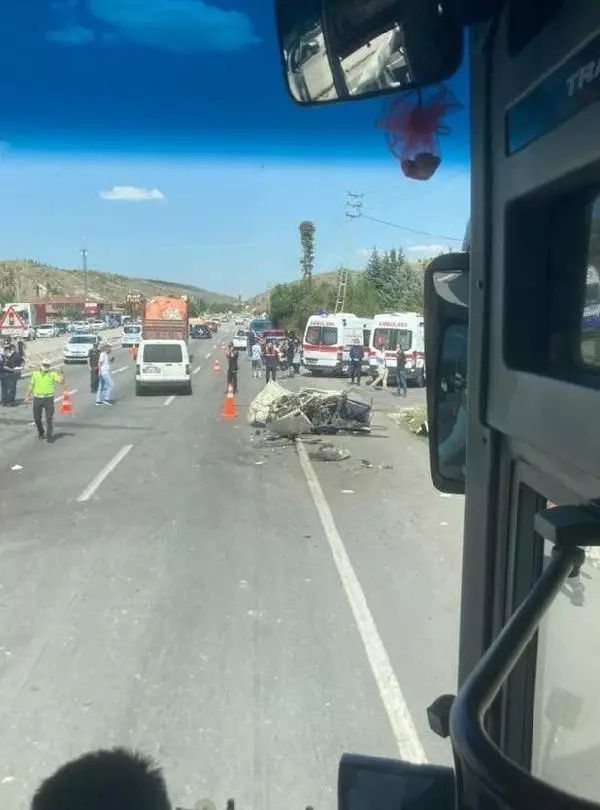 Son dakika haberleri! ZİNCİRLEME KAZADA İKİYE BÖLÜNEN OTOMOBILIN SÜRÜCÜSÜ ÖLDÜ