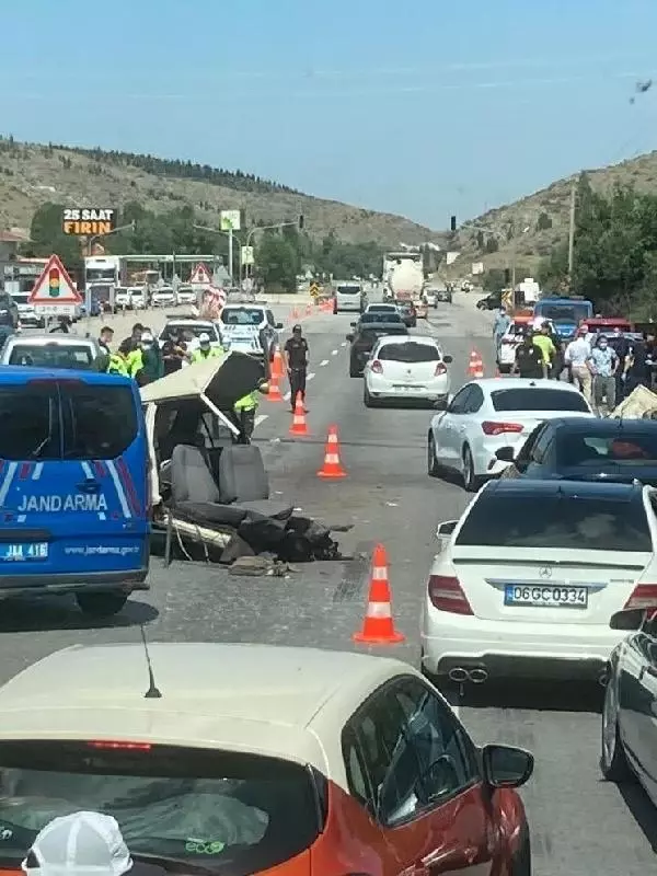 Son dakika haberleri! ZİNCİRLEME KAZADA İKİYE BÖLÜNEN OTOMOBILIN SÜRÜCÜSÜ ÖLDÜ