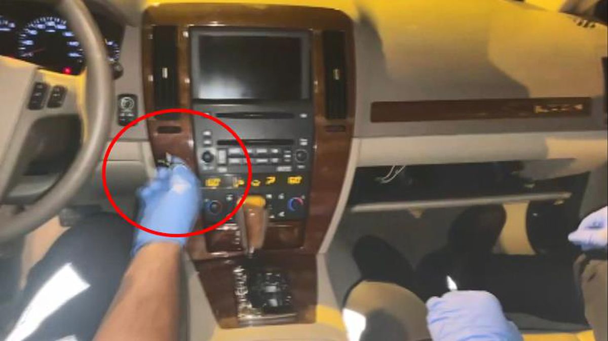 Zırhlı otomobilde şaşkına çeviren düzenek! Mıknatısla açılan gizli bölmeden uyuşturucu ve silah çıktı
