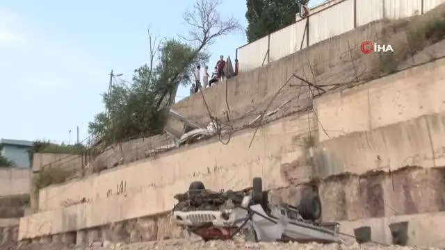 15 metre yüksekten yuvarlanan araçtan atlayarak kurtuldu