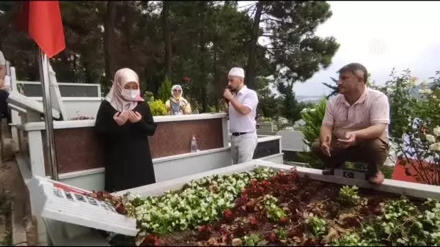 Son dakika... 15 Temmuz şehitleri mezarları başında anıldı