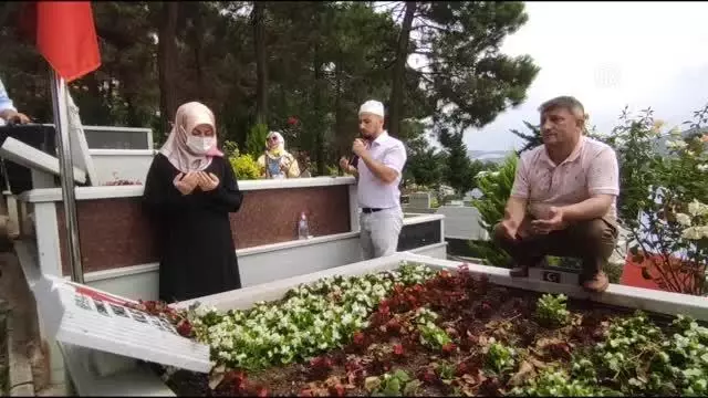 Son dakika... 15 Temmuz şehitleri mezarları başında anıldı