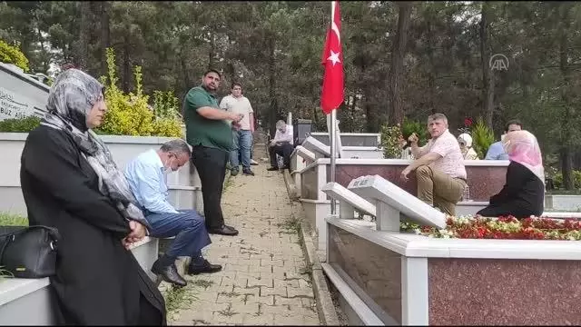 Son dakika... 15 Temmuz şehitleri mezarları başında anıldı
