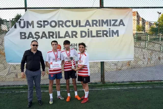 2. Ayak Tenisi Turnuvasının şampiyonları ödüllerini aldı