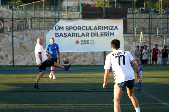 2. Ayak Tenisi Turnuvasının şampiyonları ödüllerini aldı