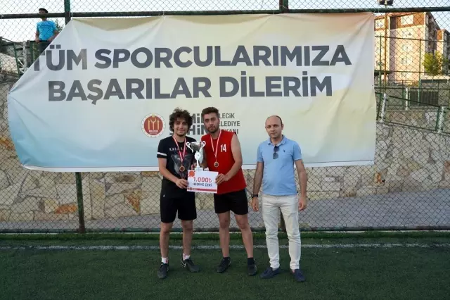 2. Ayak Tenisi Turnuvasının şampiyonları ödüllerini aldı
