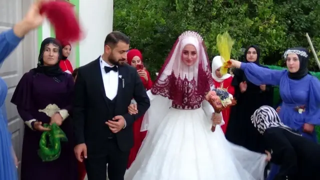 28 yıl önce PKK'nın 6 aylık iken 6 kurşunla yaralayarak yetim bıraktığı Ergün, dünya evine girdi 28 yıl önce PKK'nın 6 aylık iken 6 kurşunla yaralayarak yetim bıraktığı Ergün, dünya evine girdi