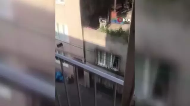 3. kata balta fırlattı, satırla tehdit etti 3. kata balta fırlattı, satırla tehdit etti