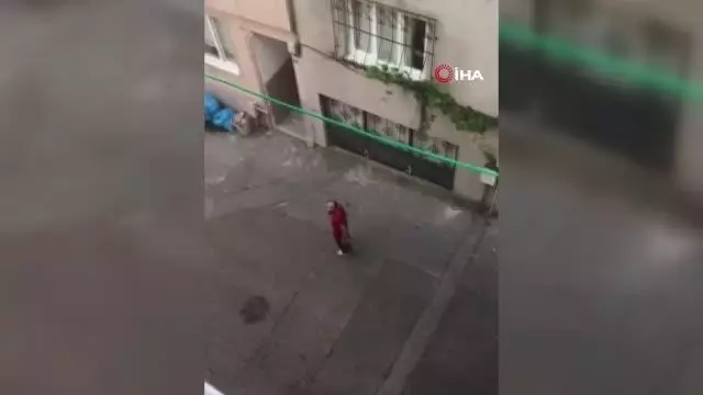 3. kata balta fırlattı, satırla tehdit etti
