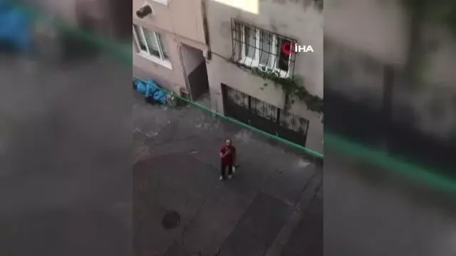 3. kata balta fırlattı, satırla tehdit etti