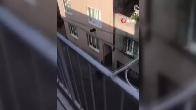 3. kata balta fırlattı, satırla tehdit etti