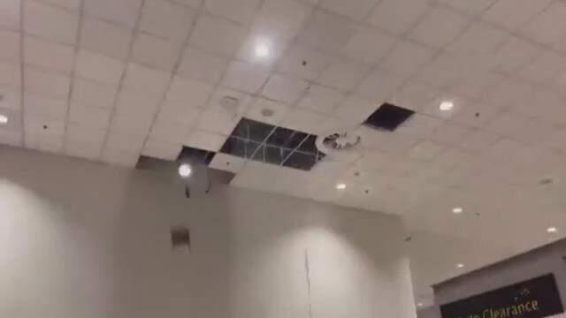 3 yıl önce yapılan İslamabad Uluslararası Havalimanı'nı su bastı, tavanlar çöktü 3 yıl önce yapılan İslamabad Uluslararası Havalimanı'nı su bastı, tavanlar çöktü