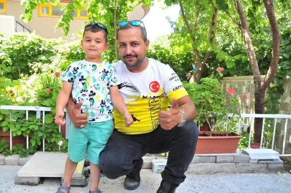 4 YAŞINDAKİ AHMET, BABASIYLA BİRLİKTE YAMAÇ PARAŞÜTÜYLE UÇTU