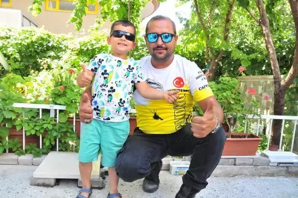 4 YAŞINDAKİ AHMET, BABASIYLA BİRLİKTE YAMAÇ PARAŞÜTÜYLE UÇTU