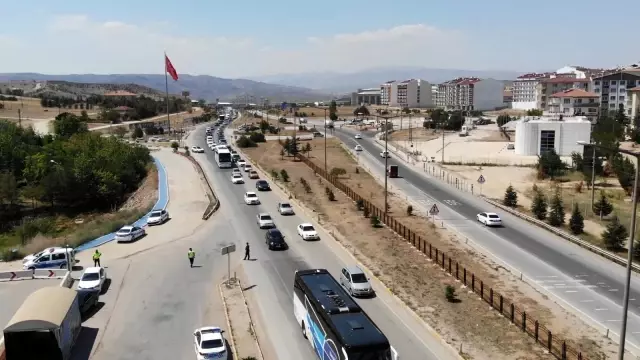43 ilin geçiş güzergahında bayram trafiği: Günlük 100 binin üzerinde araç geçiyor 43 ilin geçiş güzergahında bayram trafiği: Günlük 100 binin üzerinde araç geçiyor